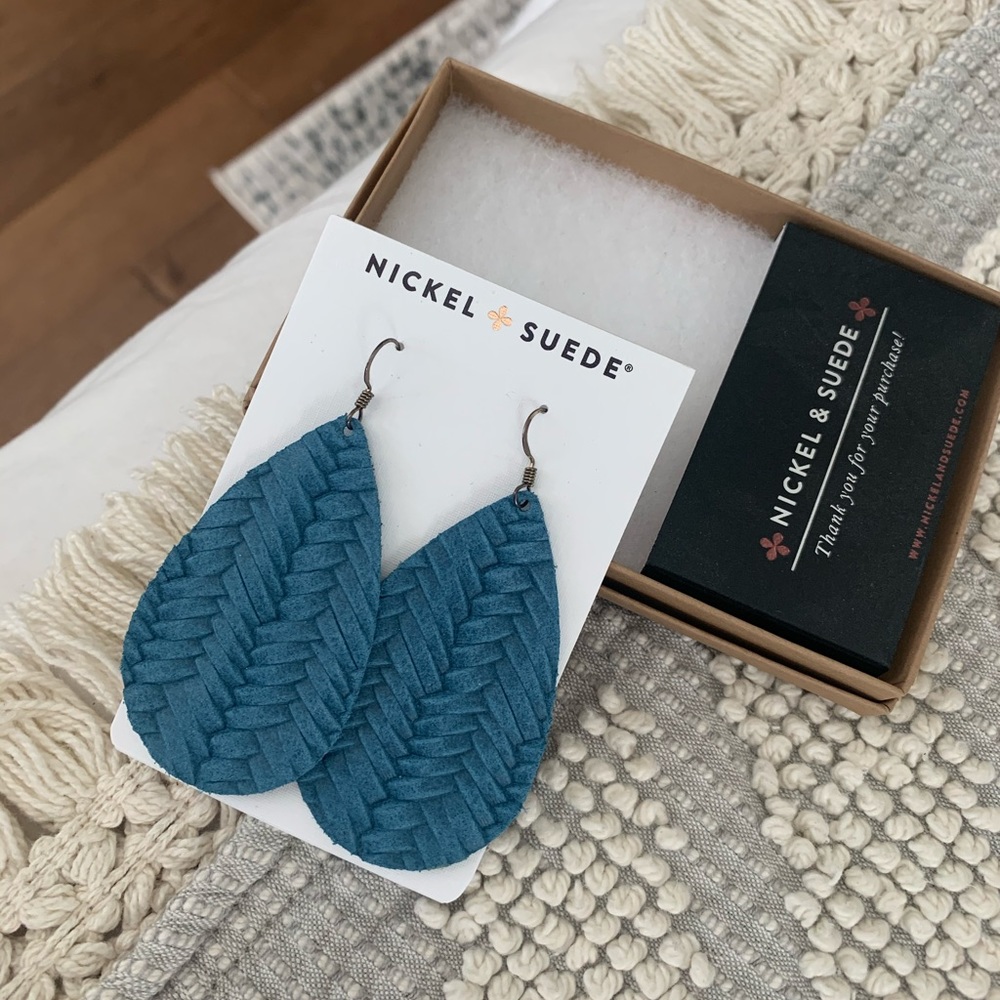 Earrings pair 2 nickel suede medium